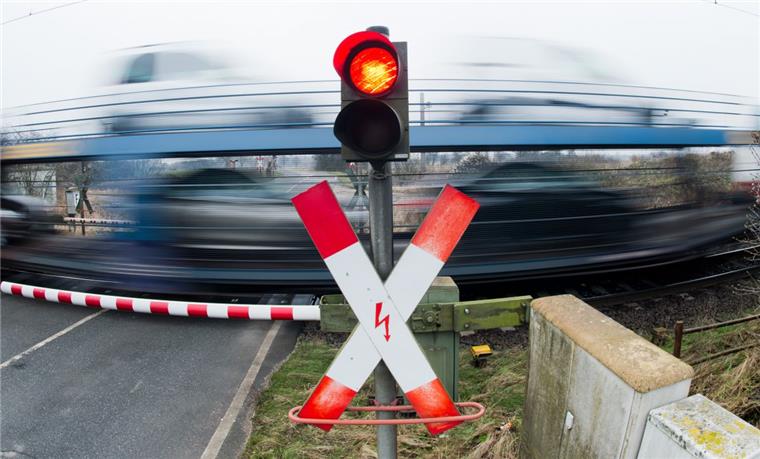 Oldenburg: Kinder beinahe von Güterzug erfasst An Bahnübergängen kommt es immer wieder zu heiklen Situationen.