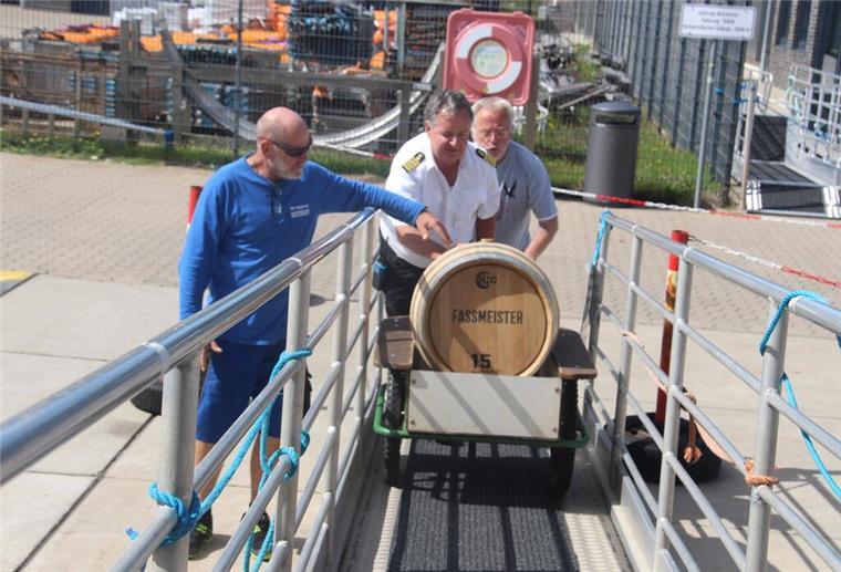 Eine echte Schnapsidee: An Bord der „Helgoland“ fahren ab sofort Rum und Whiskey mit An Bord der Helgoland fährt nun immer ein Fass mit.