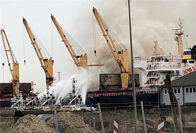 Alarm! Feuer auf Frachtschiff in Bremerhaven An Bord der „Lascombes“ ist ein Feuer ausgebrochen.