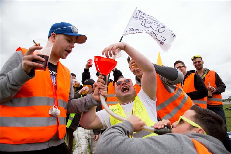 Vorsicht, Vatertag! Das passiert, wenn Männer an Himmelfahrt zu viel Alkohol trinken An Christi Himmelfahrt sind traditionell unzählige Männer im ganzen Land mit Bollerwagen und reichlich Alkohol unterwegs.