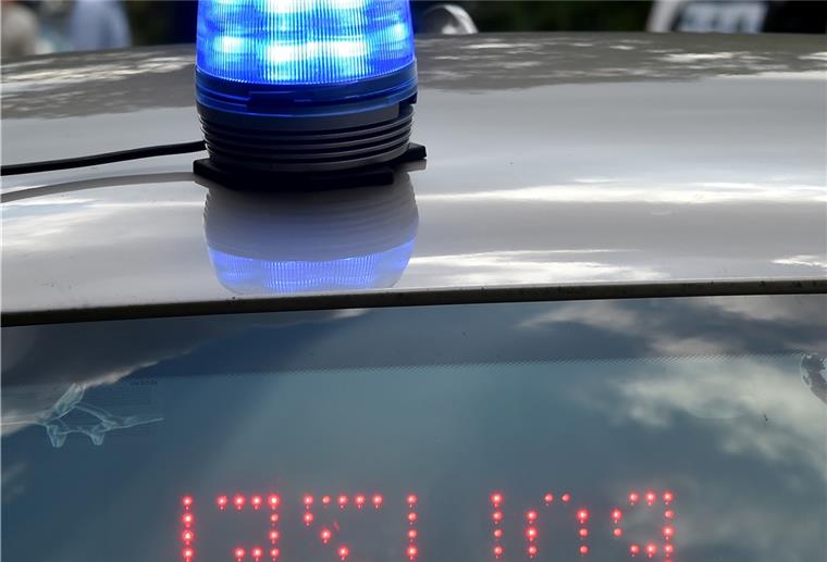 Ein Blaulicht leuchtet auf einem Videowagen der Verkehrspolizei und der Schriftzug "Polizei" ist in der Frontscheibe eingeblendet.