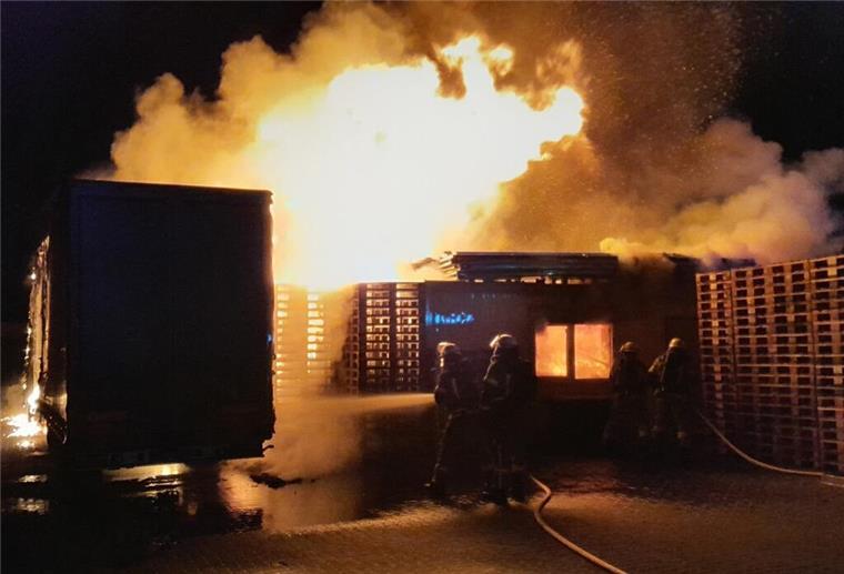 In der Nacht brennen im Fischereihafen ein Lkw, Paletten und Container An dem Einsatz waren 21 Einsatzkräfte der Feuerwehr Bremerhaven und sechs Einsatzkräfte der Freiwilligen Feuerwehr Wulsdorf beteiligt.