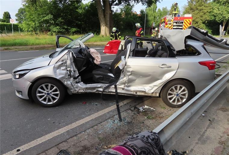An dem Ford der 65-jährigen Fahrerin entstand beim Unfall ein Totalschaden. Die Frau wurde schwer verletzt.