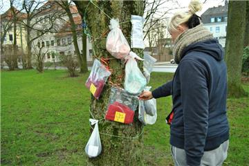 An dem Geschenkebaum am Leher Stadtpark kann sich jeder bedienen. Wer möchte, kann aber auch nützliche Dinge für Bedürftige hier platzieren. Foto Ruge