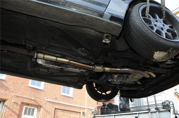 27 Mängel: Polizei Bremerhaven zieht illegal getunten Opel aus dem Verkehr An dem getunten Fahrzeug war unter anderem eine selbst konstruierte Abgasanlage geschraubt.
