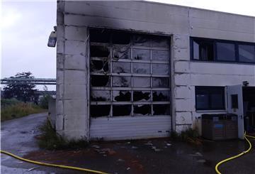 An dem Hallentor einer Metallbaufirma im Bremerhavener Fischereihafen sind deutliche Spuren des Brandes zu sehen. 