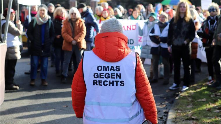 Tausende demonstrieren nach Abstimmung zur Migration An dem Protest beteiligten auch die „Omas gegen Rechts“.