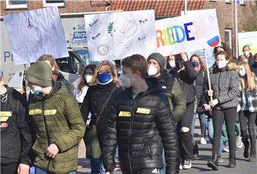Das Foto zeigt Schüler beim Friedensmarsch