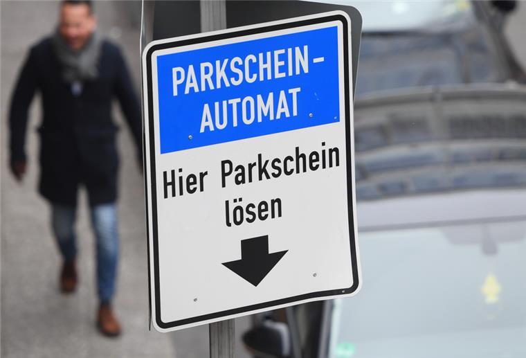 Kostenfreies Parken an den Adventssamstagen in Cuxhaven Ein Schild mit dem Hinweis: Parkscheinautomat. Hier Parkschein lösen.