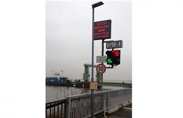 An den Anlegern der Weserfähre wie hier in Blexen wurden neue Displays installiert.