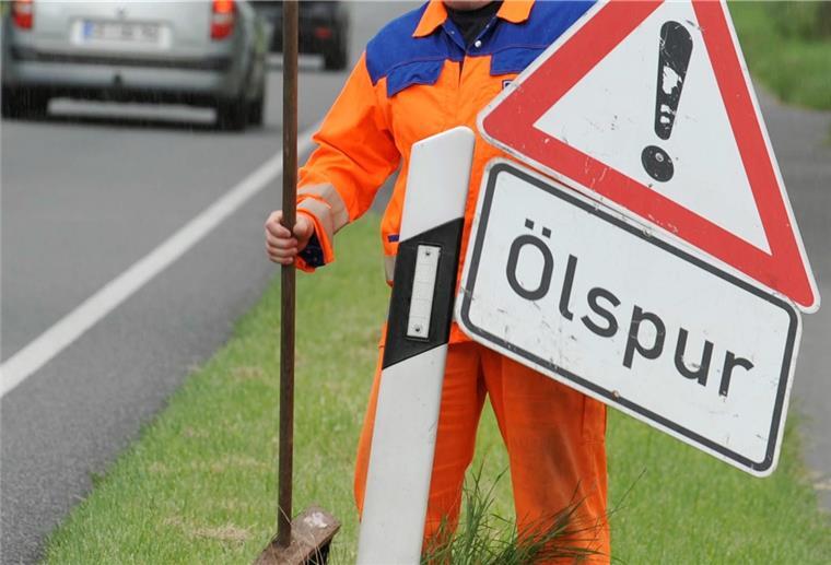 Kaputten Kanister transportiert: Ölspur zieht sich durch halb Nordenham An den aufwendigen Reinigungsarbeiten waren die Feuerwehr Nordenham, der Nordenhamer Bauhof und eine Fachfirma beteiligt.