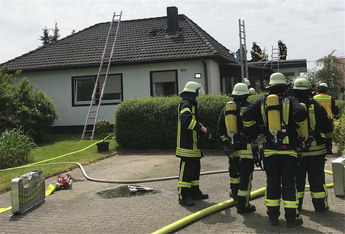 Butjadingen: Wohnhaus in Tossens nach Brand unbewohnbar An den Löscharbeiten in Tossens waren 57 Einsatzkräfte beteiligt.