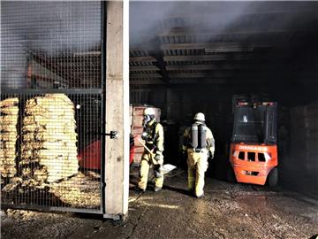 An den Löscharbeiten waren die Feuerwehren Rodenkirchen und Schwei beteiligt.