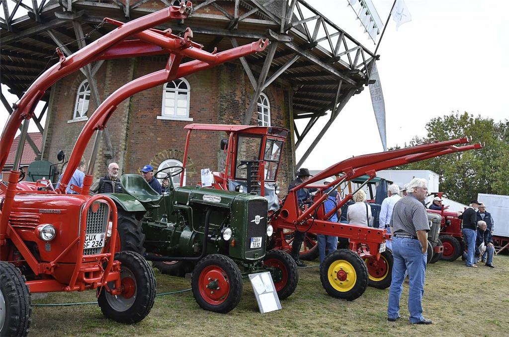 An den Oldtimertreckern, die am Mühlenberg aufgereiht standen, wurde gefachsimpe...