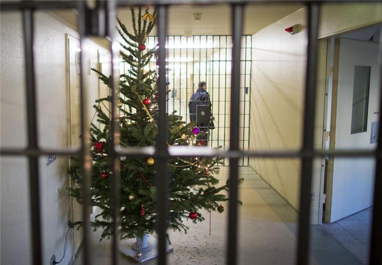 Niedersachsen: Weihnachtsprogramm für 4.500 Gefangene Ein geschmückter Tannenbaum steht in einer Justizvollzugsanstalt