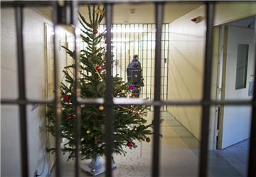Ein geschmückter Tannenbaum steht in einer Justizvollzugsanstalt