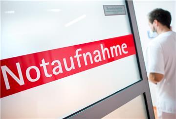 Der Schriftzug Notaufnahme ist auf einer Tür zu sehen.