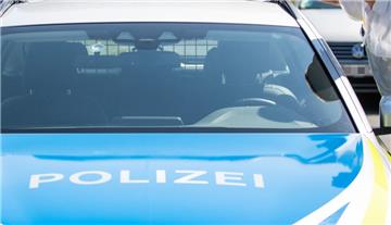 An der A27 hat ein Mann einen Stein auf ein vorbeifahrendes Auto geworfen.
