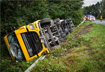 An der Abfahrt Bremerhaven-Überseehäfen ist ein Lkw von der Fahrbahn abgekommen.