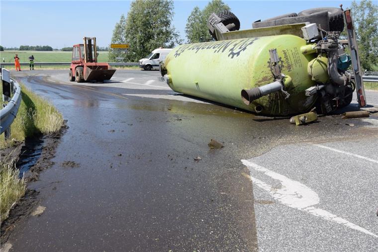 Gülle-Tank kippt bei Rodenkirchen um und läuft aus An der Abfahrt Rodenkirchen der B 212 ist ein Gülle-Anhänger umgekippt.