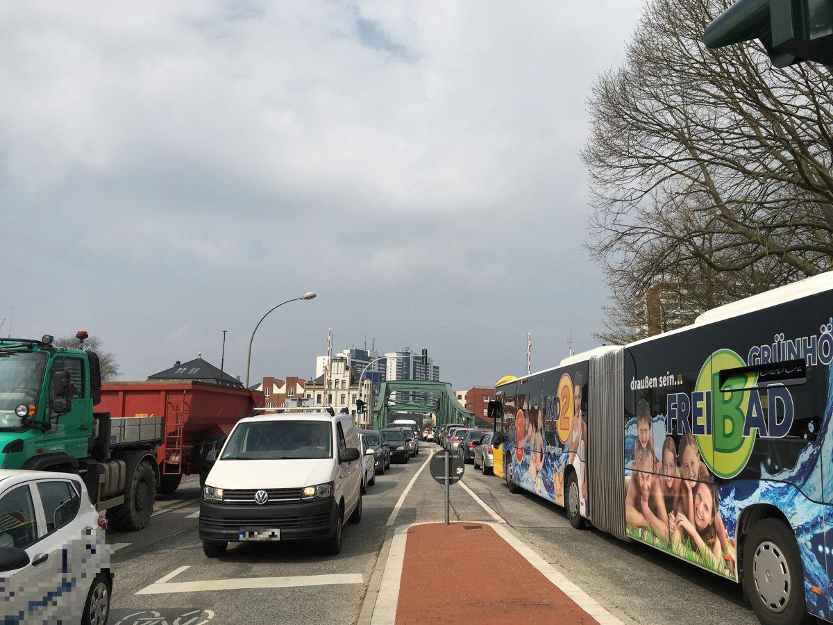 Sperrung der Kennedybrücke: Großer Verkehrsinfarkt bleibt aus An der alten Geestebrücke kommt es zu etwas mehr Verkehr weil die Kennedybrücke gesperrt ist.