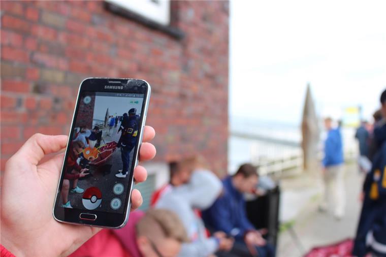 Je mehr Leute, desto mehr Spaß macht das Pokémon-Spielen.