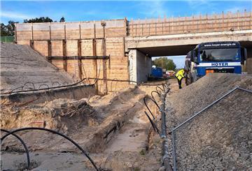 An der Autobahn in und bei Bremerhaven gibt es derzeit mehrere Baustellen. Unter anderem wird in Wulsdorf eine Brücke erneuert. Staus sind die Folge, über die sich hiesige Unternehmer ärgern.