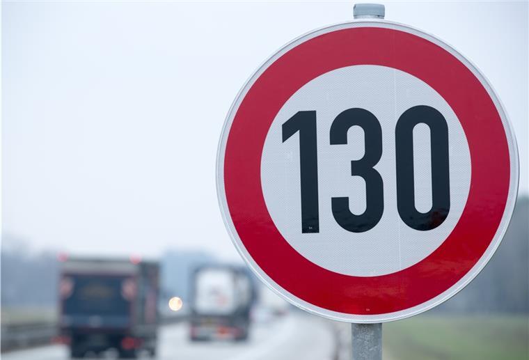Energiesparen: Debatte über Tempolimit nimmt Fahrt auf An der Autobahn steht ein Verkehrsschild mit der Geschwindigkeitsangabe von 130 Stundenkilometern- eine generelle Forderung nach Tempolimits gibt es schon länger.