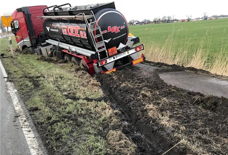 Brake: B 212 zwischen Weserstraße und Golzwarden gesperrt An der B 212 bei Brake sitzt ein Lastwagen in der Berme fest.
