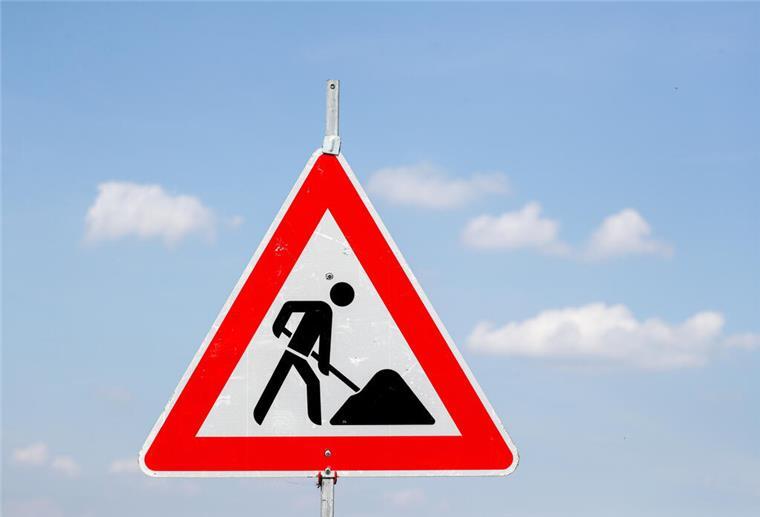 Baustellenschild. An der B 437 wird der Radweg zwischen Schwei und Rodenkirchen saniert – Autofahrer müssen mit Ampelregelung, Radfahrer mit einer Umleitung rechnen.