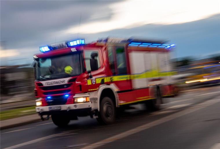Großes Feuer bei Stotel - Vermutlich Zigarette schuld Ein Löschfahrzeug der Feuerwehr auf Einsatzfahrt. Foto: Lino Mirgeler/dpa/Symbolbild