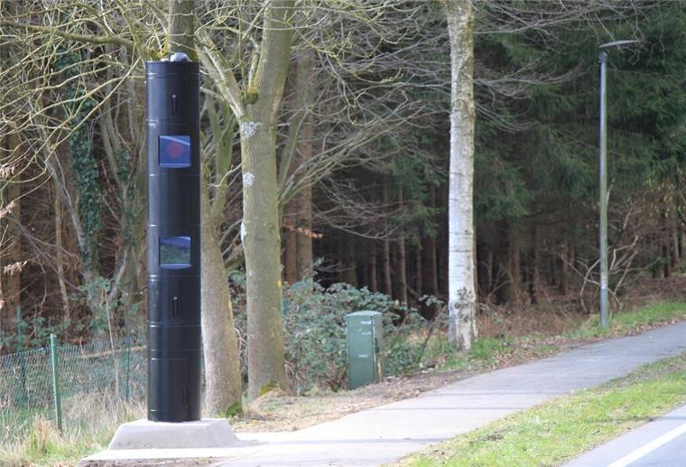 Neue Blitzersäule steht am Straßenrand der B71 zwischen Heerstedt und Loxstedt-Stinstedt.