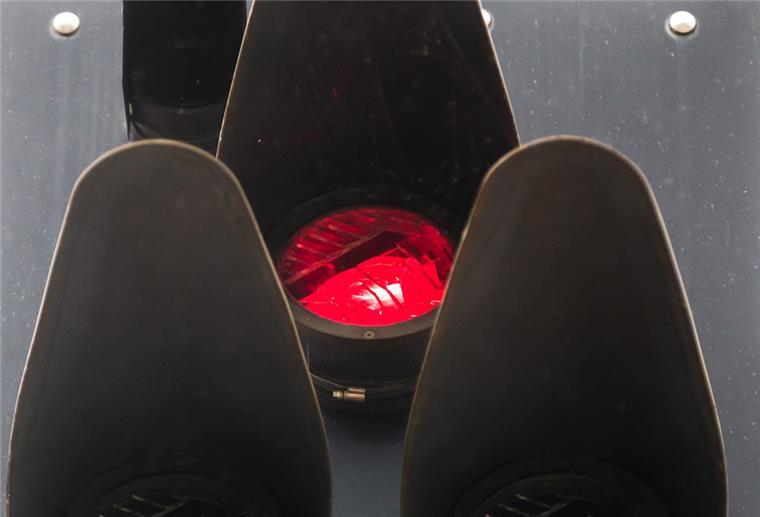 Blitzeinschlag behindert Bahnverkehr bei Dorum Ein rotes Signal leuchtet