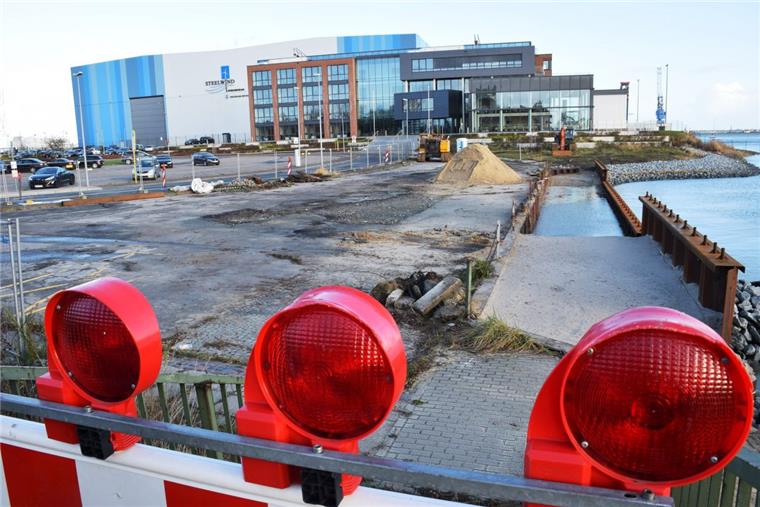 Arbeiten am Fähranleger-Platz in Blexen verzögern sich An der Blexer Wasserkante ruhen die Arbeiten zurzeit. Es kann erst weitergehen, wenn ein Regenwasserschacht geliefert worden ist.