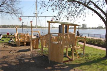 An der Braker Stadtkaje ist jetzt ein neues Spielschiff aufgebaut worden. 