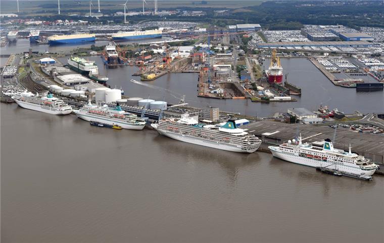 Tausende möchten die vier Kreuzfahrtschiffe sehen Vier Kreuzfahrtschiffe an der Columbuskaje