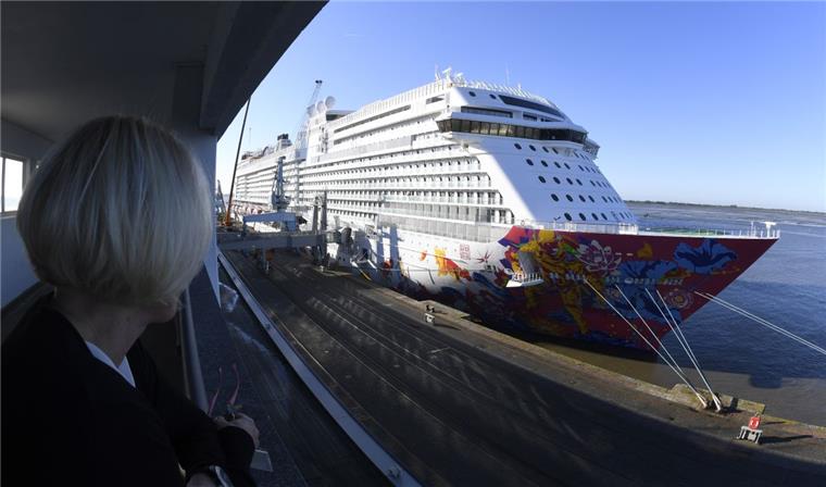 An der Columbuskaje soll die "Genting Dream" ausgerüstet werden.