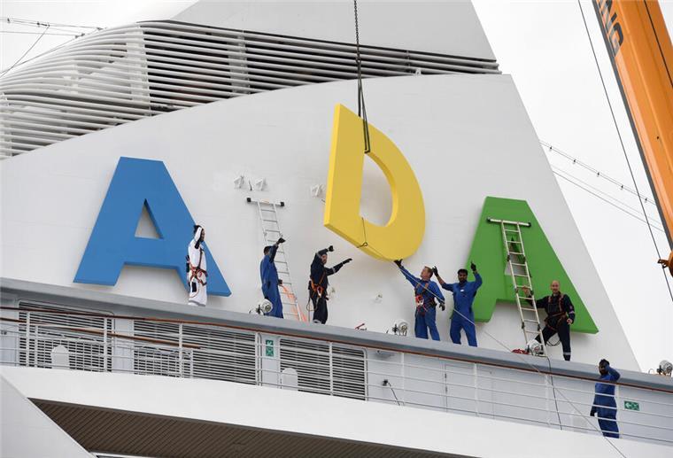 An der Columbuskaje wird der „AIDA-Schrift der „Aidaaura“ entfernt. Das Kreuzfahrtschiff wurde in Bremerhaven außer Dienst gestellt.