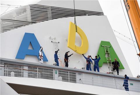 An der Columbuskaje wird der „AIDA-Schrift der „Aidaaura“ entfernt. Das Kreuzfahrtschiff wurde in Bremerhaven außer Dienst gestellt.