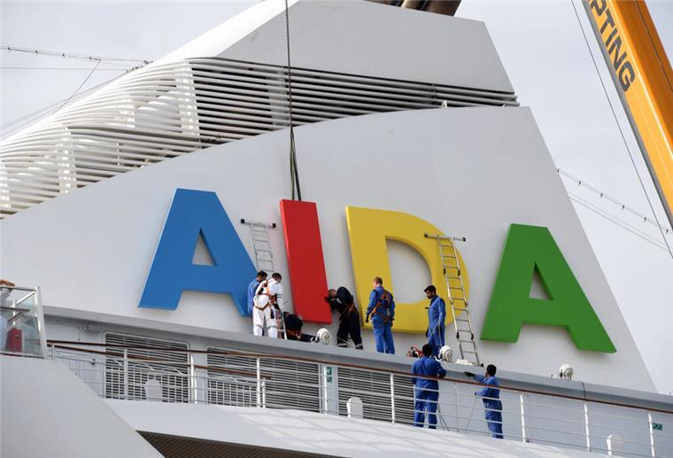 An der Columbuskaje wird der „AIDA-Schrift der „Aidaaura“ entfernt. Das Kreuzfahrtschiff wurde in Bremerhaven außer Dienst gestellt.