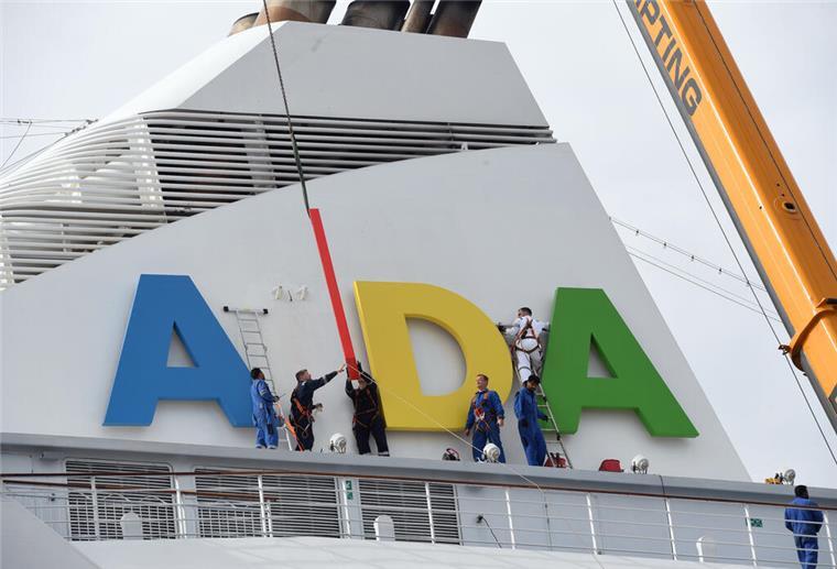 An der Columbuskaje wird der „AIDA-Schrift der „Aidaaura“ entfernt. Das Kreuzfahrtschiff wurde in Bremerhaven außer Dienst gestellt.