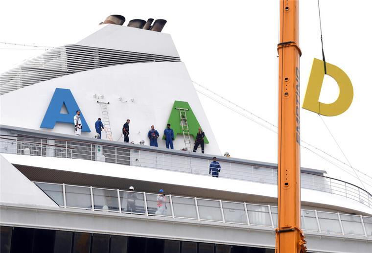 An der Columbuskaje wird der „AIDA-Schrift der „Aidaaura“ entfernt. Das Kreuzfahrtschiff wurde in Bremerhaven außer Dienst gestellt.
