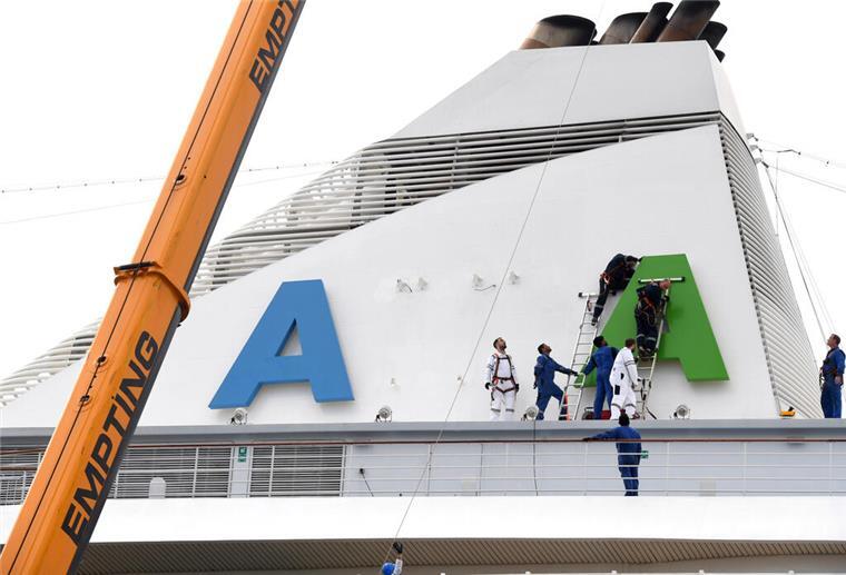 An der Columbuskaje wird der „AIDA-Schrift der „Aidaaura“ entfernt. Das Kreuzfahrtschiff wurde in Bremerhaven außer Dienst gestellt.
