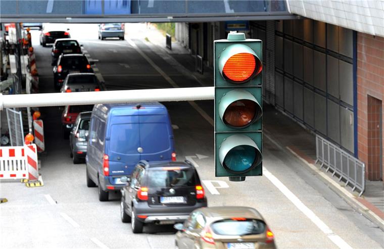 Bremerhaven: Stau in der Columbusstraße soll ein Ende haben An der Columbusstraße war es am Montagabend zu erheblichen Staus gekommen, weil die Kennedybrücke nur einspurig befahrbar gewesen ist.