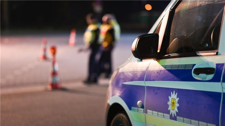 Hunderte Zurückweisungen bei Grenzkontrollen An der deutsch-niederländischen Grenze in Niedersachsen wurde eine feste Kontrollstelle etwa auf der Autobahn 30 bei Bad Bentheim eingerichtet. (Archivbild)