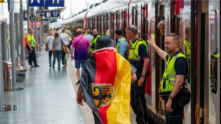 Chip im Ball, Fanpartys, Rumpelkicks: Was bleibt von der EM? An der Deutschen Bahn gab es während der EM Kritik