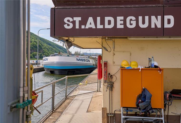 Nach Havarie an der Schleuse St. Aldegund: Mosel ist wieder frei für Schiffe Ein Schiff wird in der Moselschleuse St. Aldegund geschleust.