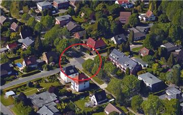 An der Ecke Lycker Straße/Wurster Straße fuhr der 76-Jährige gegen einen Laternenmast.