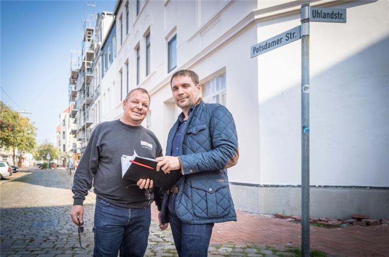 An der Ecke Uhlandstraße/Potsdamer Straße sowie Zollinlandstraße werden Schrottimmoblien saniert. Unter anderem von Detlef Wiermann (links) und Sergej Schmidt sind von der Partie.