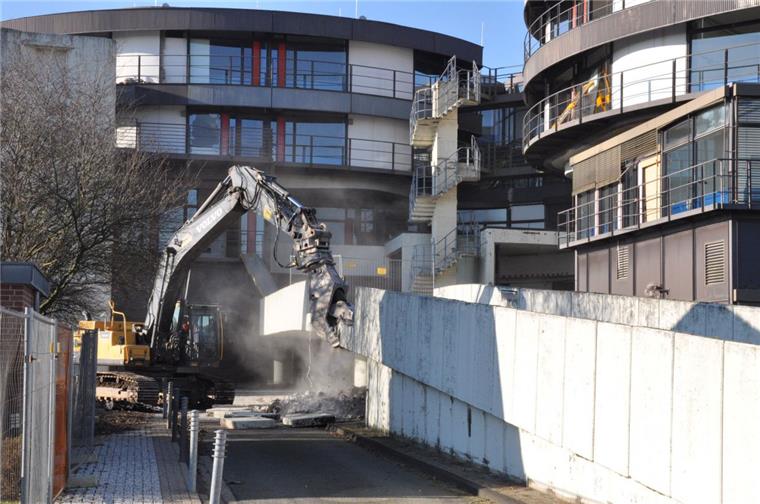 An der ehemaligen Klinik an der Albert-Schweitzer-Straße in Nordenham haben die Abbrucharbeiten begonnen.